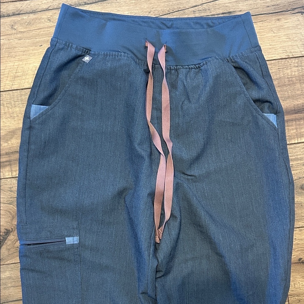 FIGS Jogger with Drawstring - Picture 2 of 3